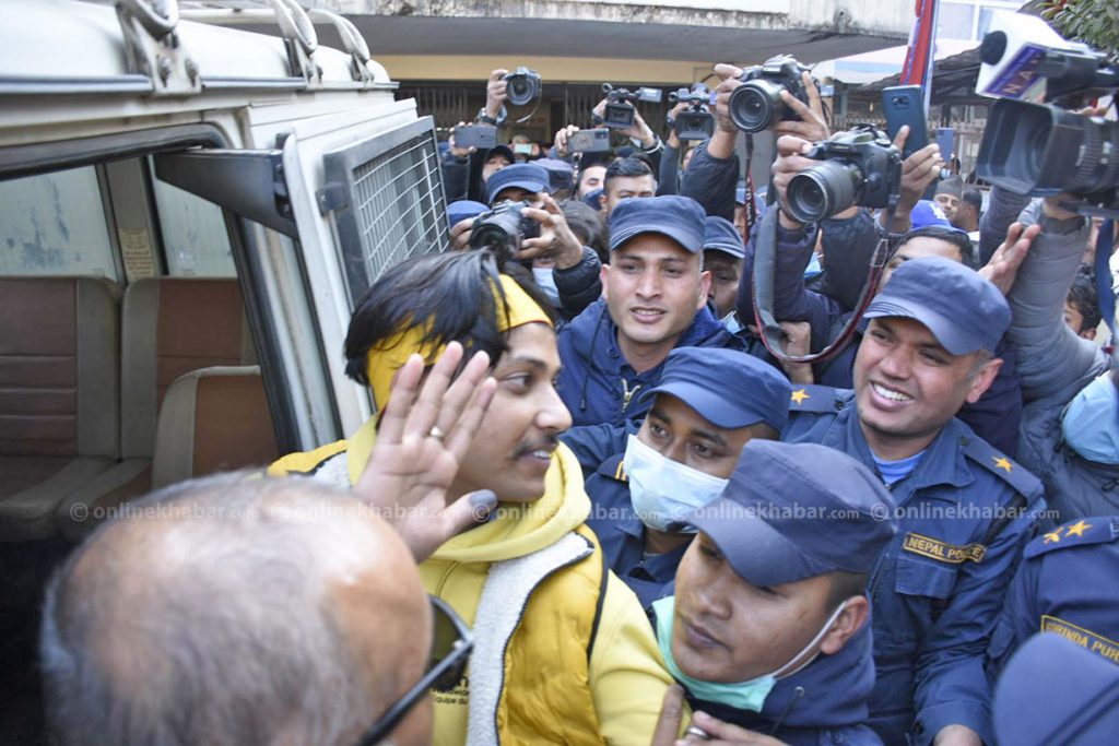 धरौटी बुझाएर छुटेपछि हात हल्लाउँदै राष्ट्रिय क्रिकेट टोलीका पूर्वकप्तान सन्दीप लामिछाने