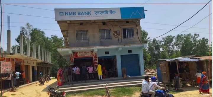 दिउँसै पेस्तोल देखाएर एनएमवि बैंक लुटपाट