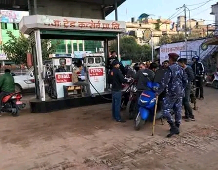 नेपाल आयल निगम ले पेट्रोलियम पदार्थ काे मुल्य घटायाे