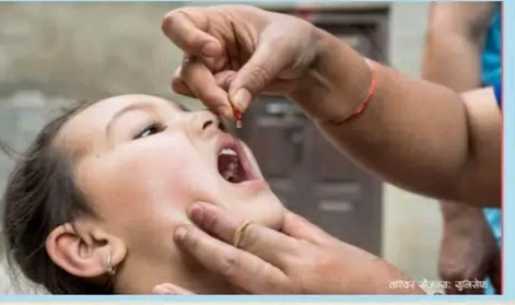 आज र भाेलि  भिटामिन ए र जुका अाैषधि खुवाउदै
