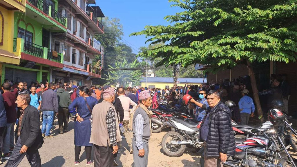 रवि समर्थक र प्रहरीबीच चितवनमा झडप