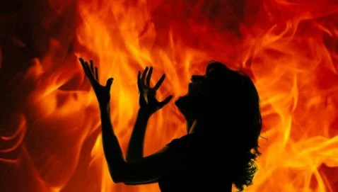 आफ्नै शरीरमा पेट्रोल छर्केर आगो लगाएकी महिलाको मृत्यु