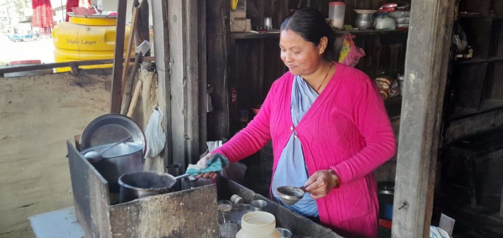 पाँच वर्षदेखि चिया बेचिरहेकी छन्, खर्च काटेर जोगाउँछिन् महिनाको ५० हजार